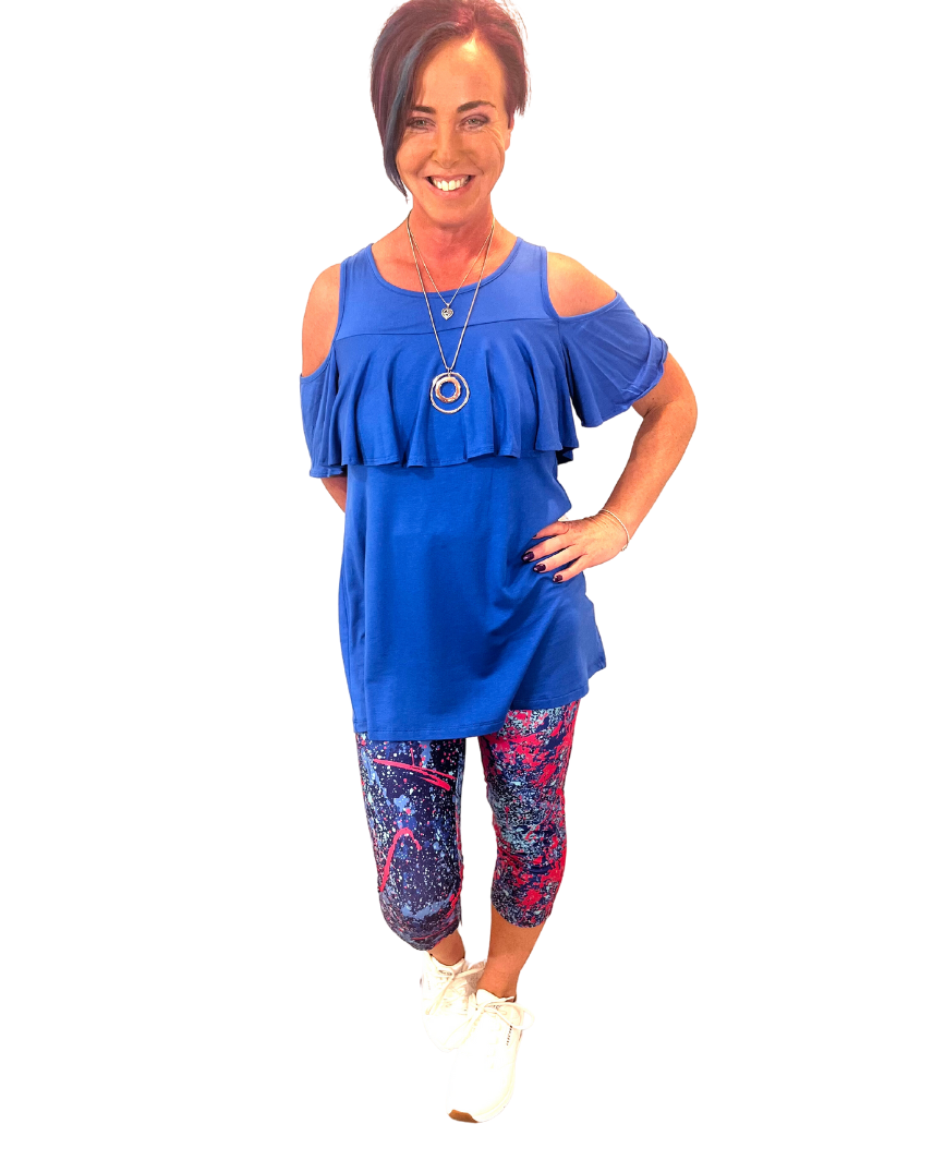 WOMAN WEARING EXTRA PLUS BLUE AND PINK CAPRIS