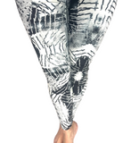 WOMAN WEARING EXTRA PLUS BLACK AND WHITE LEGGINGS
