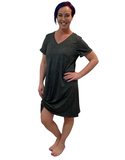 WOMAN WEARING A BLACK SUMMER DRESS WITH SIDE TWIST