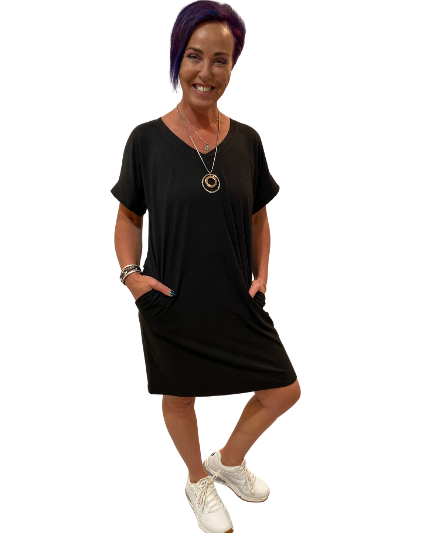 WOMAN WEARING BLACK DRESS WITH POCKETS