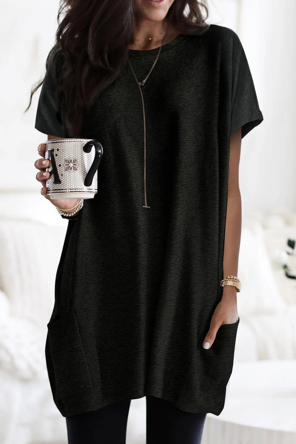 WOMAN WEARING A PLUS SIZE BLACK TUNIC WITH POCKETS