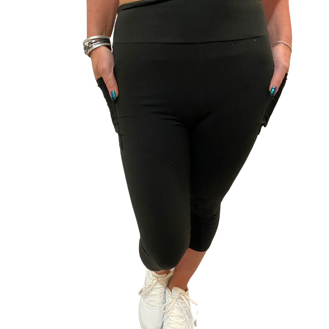 WOMAN WEARING PLUS SIZE BLACK CAPRIS WITH POCKETS