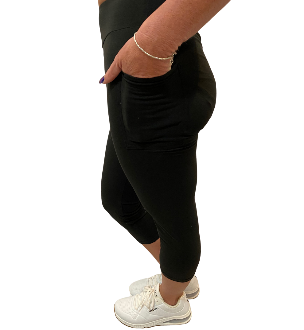 WOMAN WEARING ONE SIZE BLACK LEGGING CAPRIS WITH POCKETS