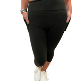 WOMAN WEARING EXTRA CURVY BLACK LEGGING CAPRIS WITH POCKETS