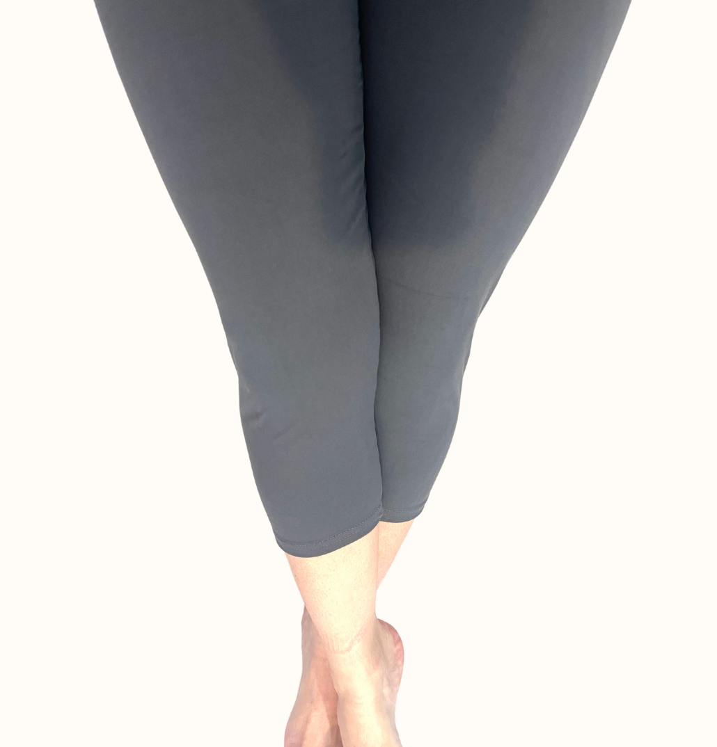 WOMAN WEARING PLUS SIZE CHARCOAL LEGGING CAPRIS WITH POCKETS