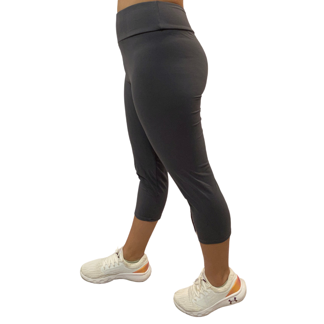 WOMAN WEARING EXTRA PLUS CHARCOAL YOGA BAND CAPRIS