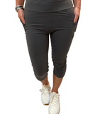 WOMAN WEARING PLUS SIZE GRAY CAPRIS WITH POCKETS