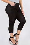 WOMAN WEARING PLUS SIZE BLACK JEGGING CAPRIS WITH POCKETS