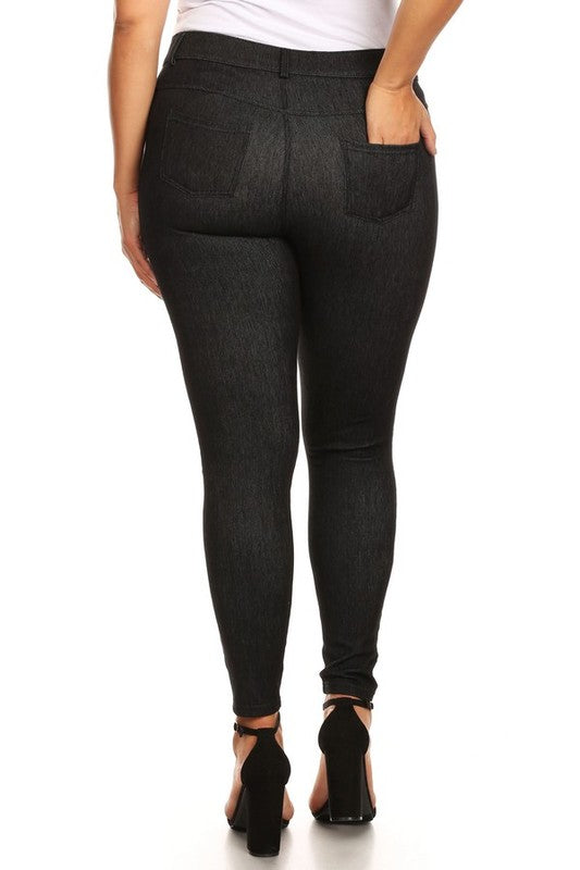 WOMAN WEARING PLUS SIZE BLACK JEGGINGS WITH POCKETS