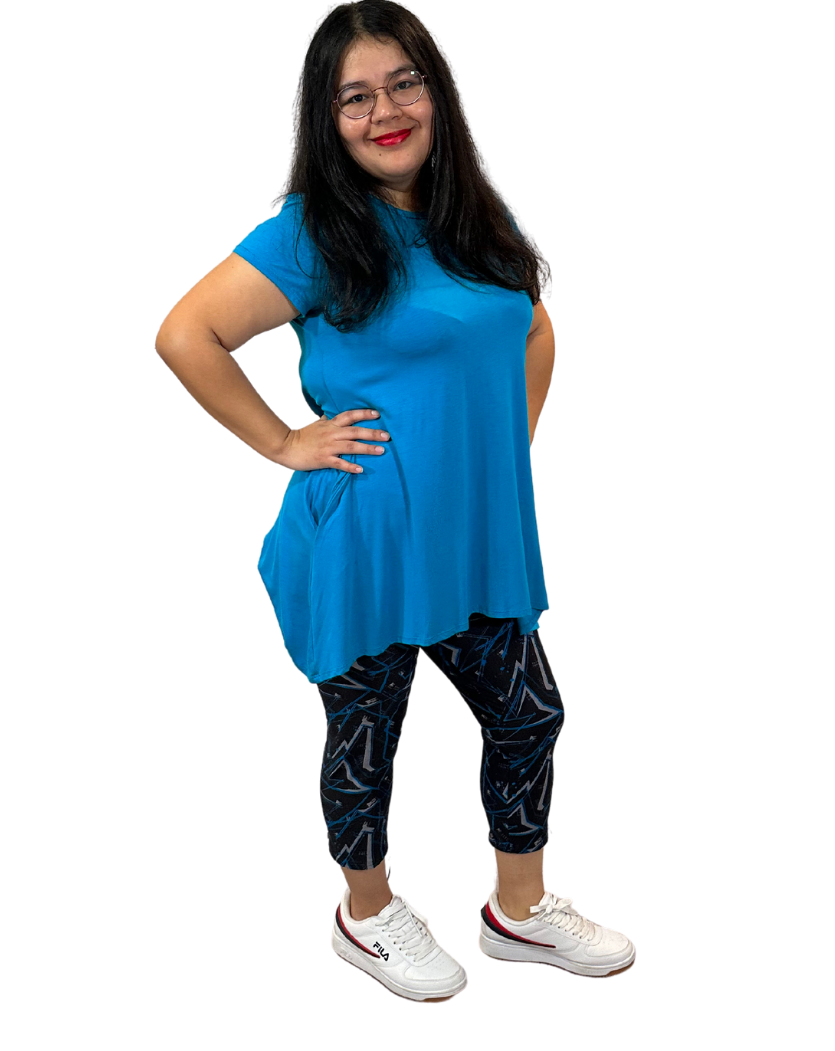 WOMAN WEARING CURVY TEAL AND BLACK CAPRIS