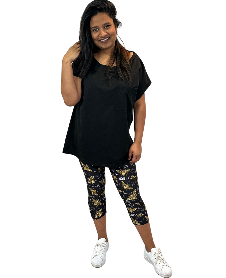 WOMAN WEARING EXTRA CURVY CAPRIS WITH BEES