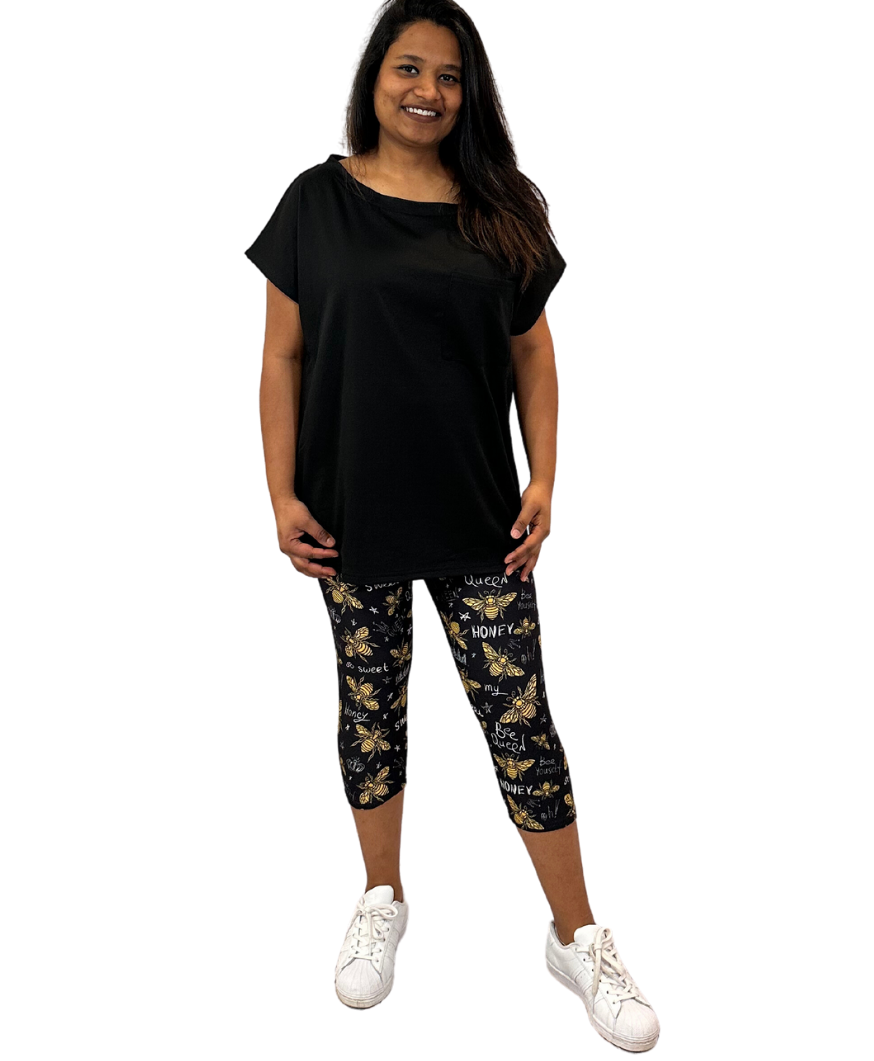 WOMAN WEARING EXTRA PLUS CAPRIS WITH BEES
