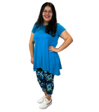 WOMAN WEARING EXTRA CURVY BLUE FLORAL CAPRIS
