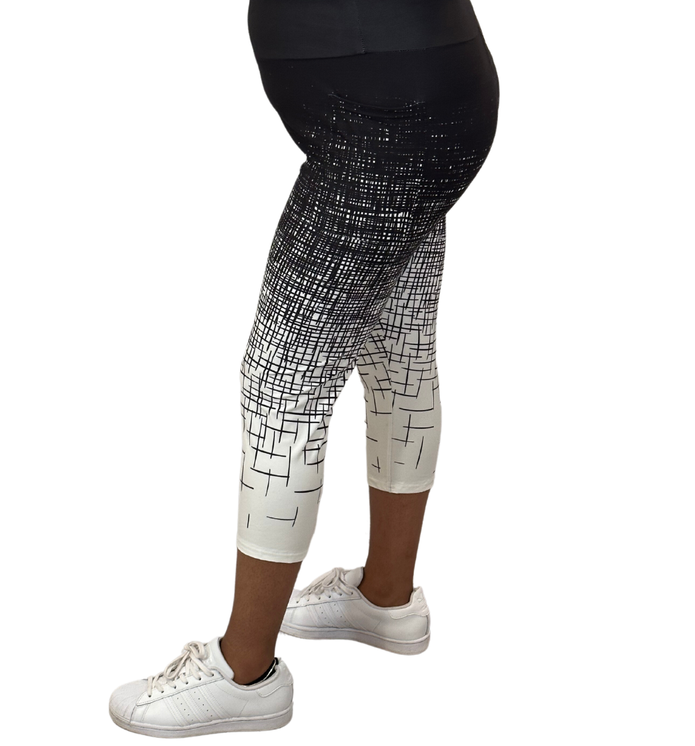 WOMAN WEARING PLUS SIZE CAPRIS WITH POCKETS