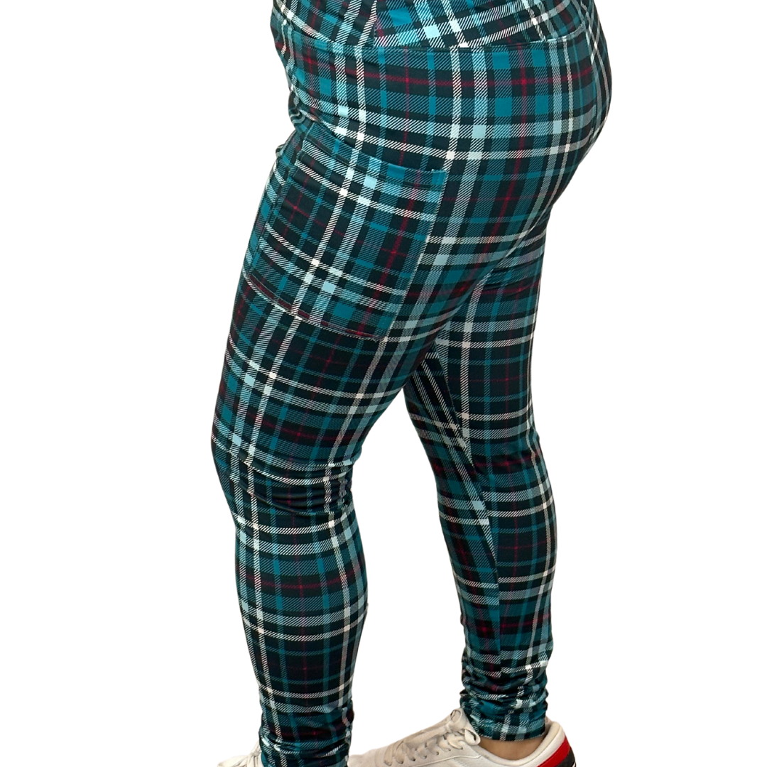 WOMAN WEARING TEAL LEGGINGS WITH POCKETS