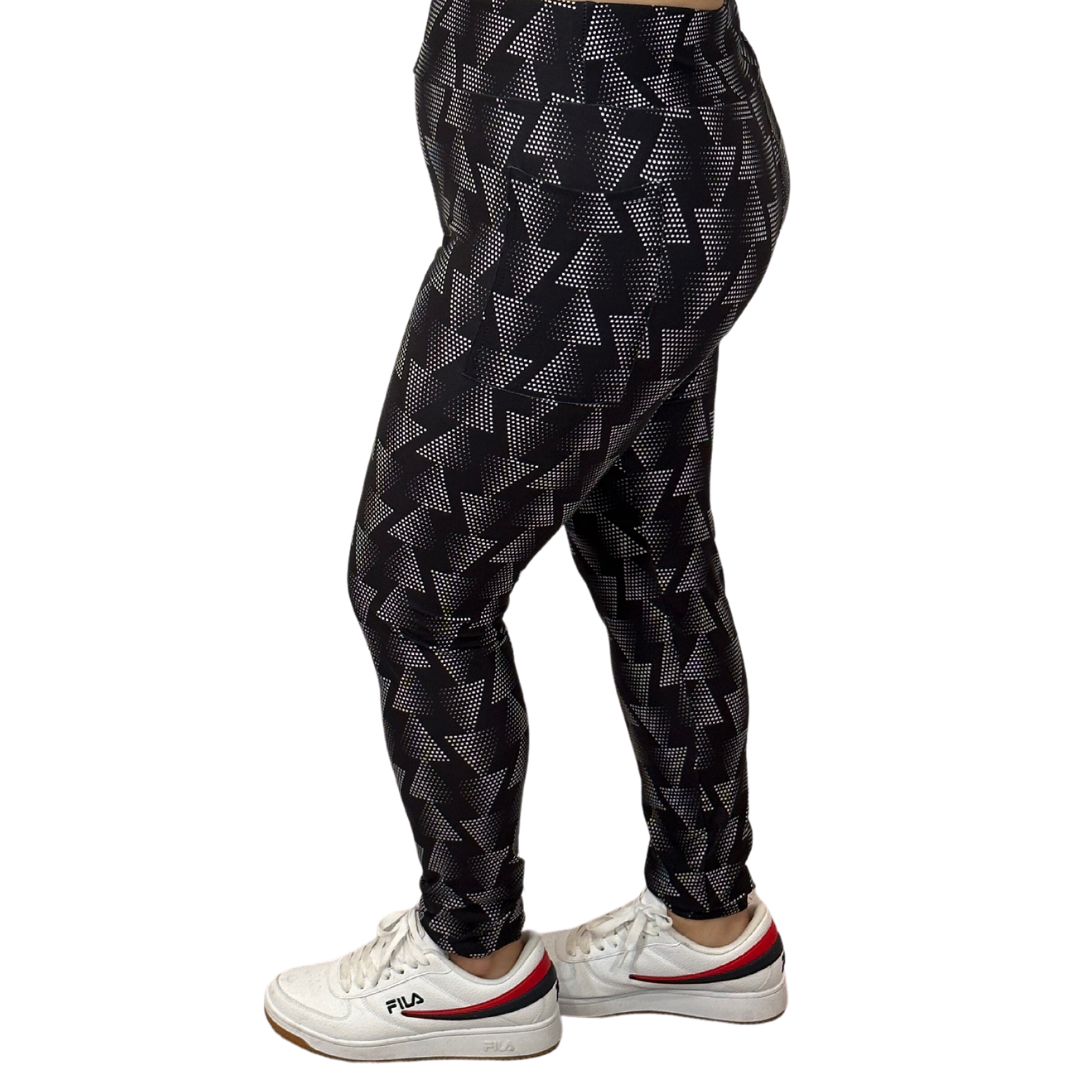 WOMAN WEARING PLUS SIZEE PATTERNED LEGGINGS WITH POCKETS