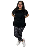 WOMAN WEARING EXTRA CURVY BLACK PATTERNED LEGGINGS