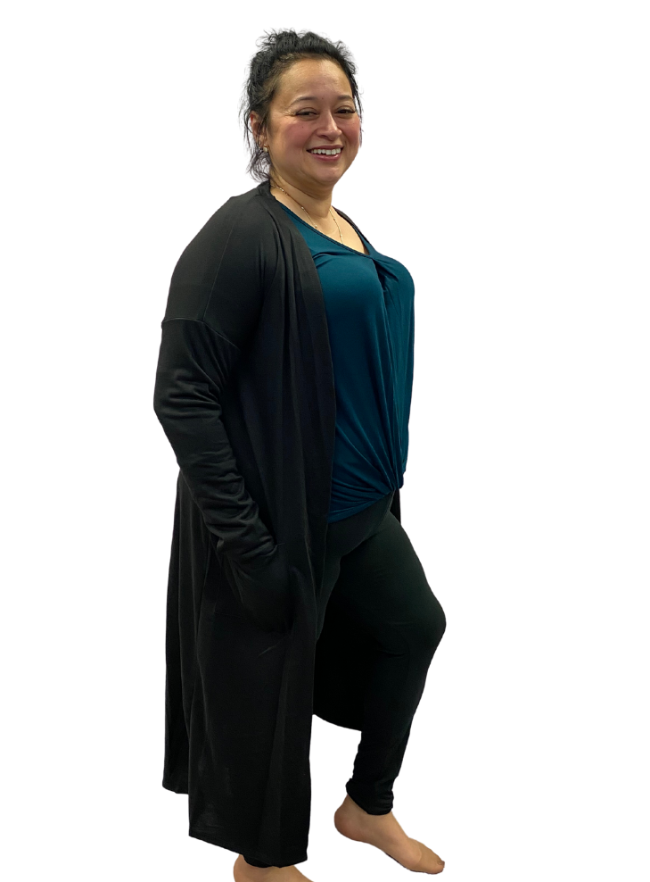 Woman wearing curvy black pocket leggings