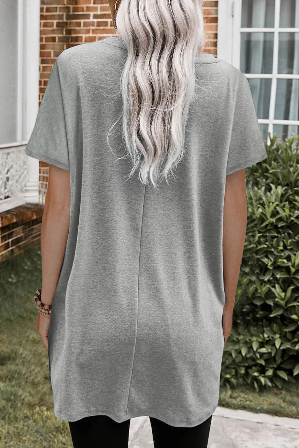 WOMAN WEARING A GRAY T-SHIRT DRESS WITH POCKETS