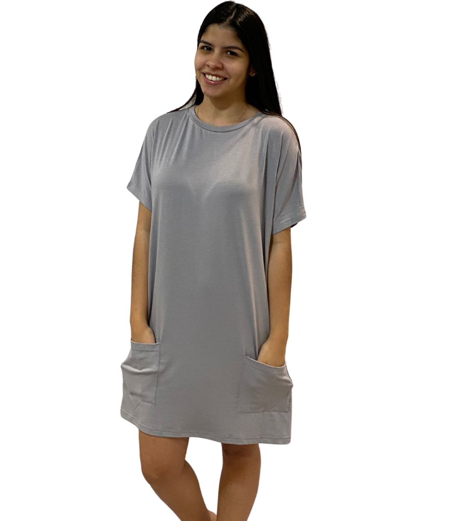 WOMAN WEARING A SHORT SLEEVE GRAY DRESS WITH POCKETS