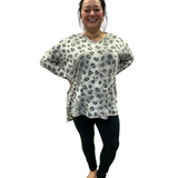 Woman wearing curvy black leggings with pockets