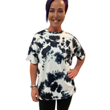 WOMAN WEARING SHORT SLEEVE BLACK AND WHITE TUNIC