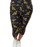 WOMAN WEARING EXTRA PLUS LEGGINGS WITH BEES
