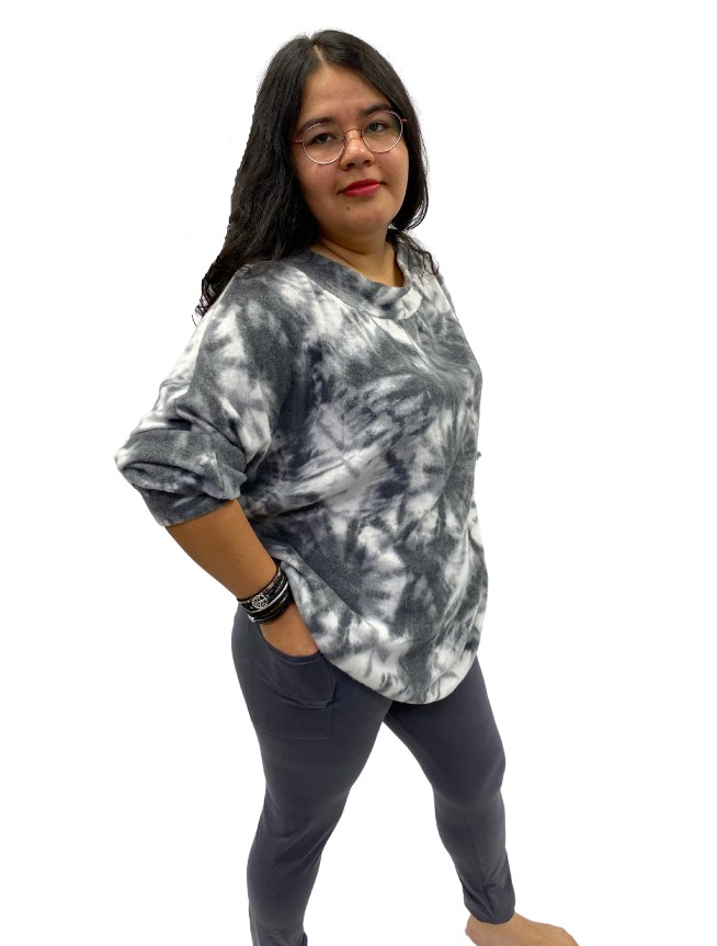 Woman wearing one size gray leggings with pockets
