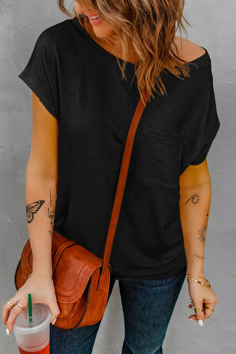 WOMAN WEARING PLUS SIZE BLACK T-SHIRT WITH POCKET