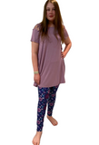 WOMAN WEARING A PLUS SIZE LAVENDAR SHIRT WITH LEGGINGS