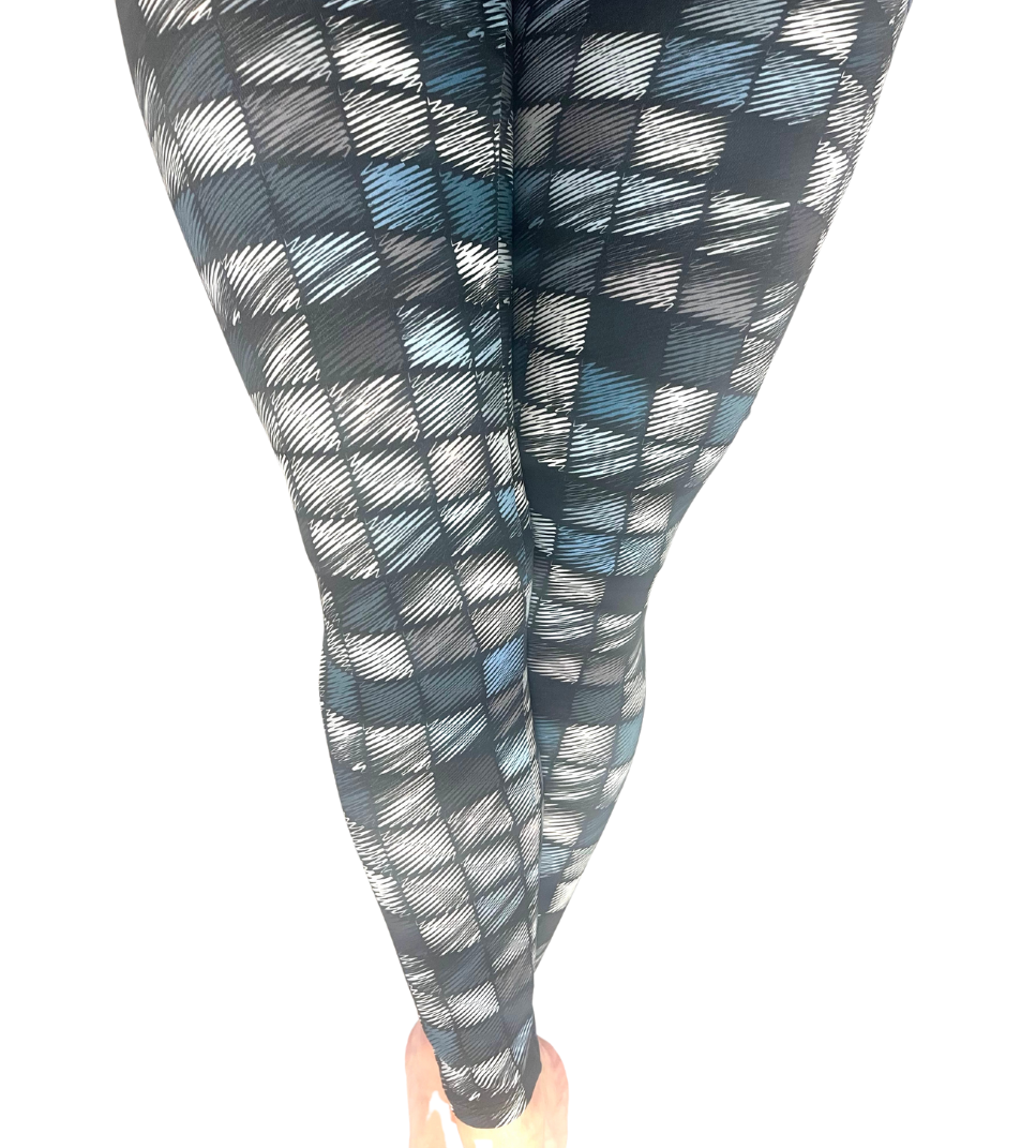 WOMAN WEARING TEAL AND GRAY PLAID LEGGINGS