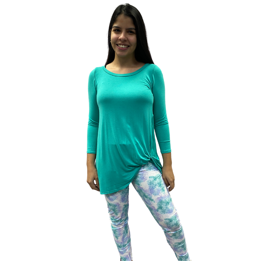 Woman wearing a mint shirt with leggings