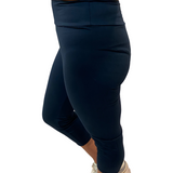 WOMAN WEARING ONE SIZE NAVY YOGA BAND CAPRIS