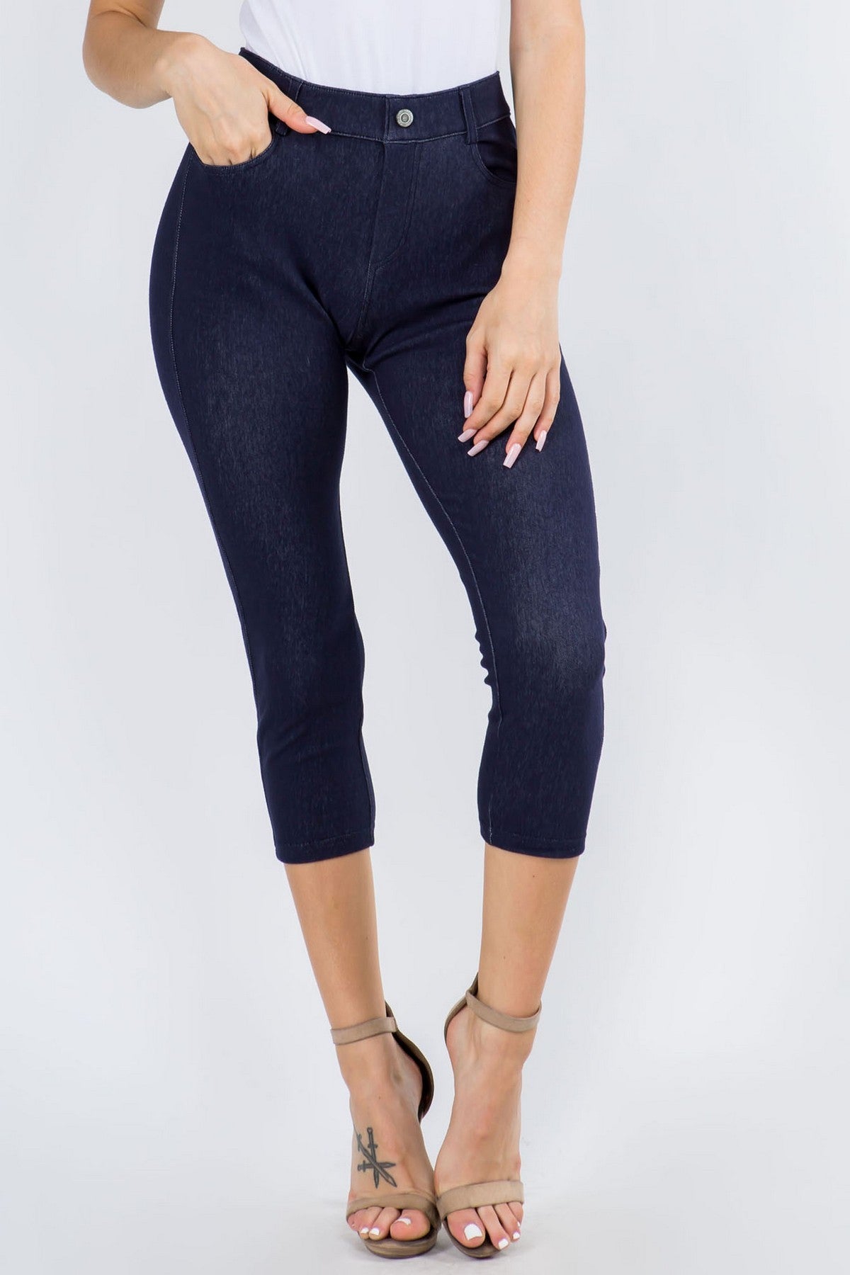 Woman wearing navy jegging capris with pockets