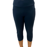 WOMAN WEARING EXTRA CURVY NAVY CAPRIS WITH POCKETS