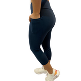WOMAN WEARING YOGA NAVY CAPRIS WITH POCKETS