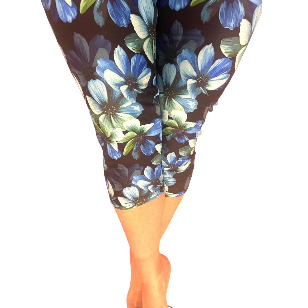 WOMAN WEARING EXTRA CURVY BLUE FLORAL LEGGINGS