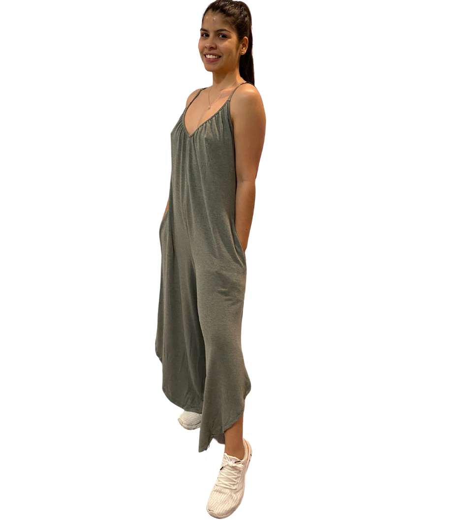 WOMAN WEARING OLIVE ROMPER WITH POCKETS