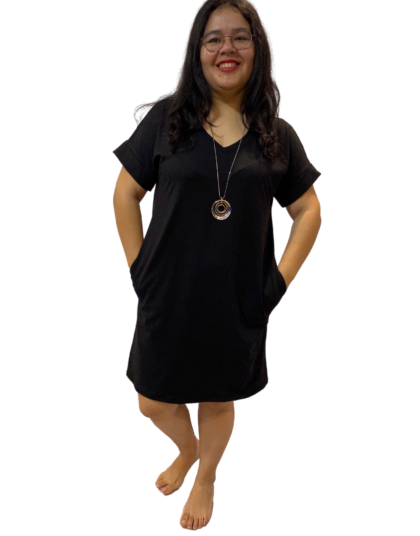 WOMAN WEARING CURVY BLACK DRESS WITH POCKETS