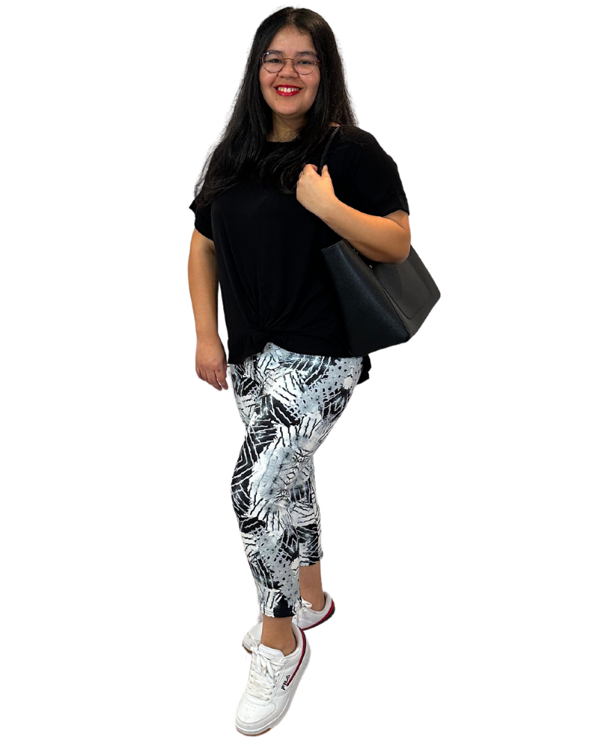 WOMAN WEARING EXTRA PLUS BLACK AND WHITE CAPRIS