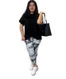 WOMAN WEARING EXTRA CURVY BLACK AND WHITE CAPRIS