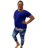 WOMAN WEARING PLUS SIZE BLUE SHIRT WITH FRONT TWIST