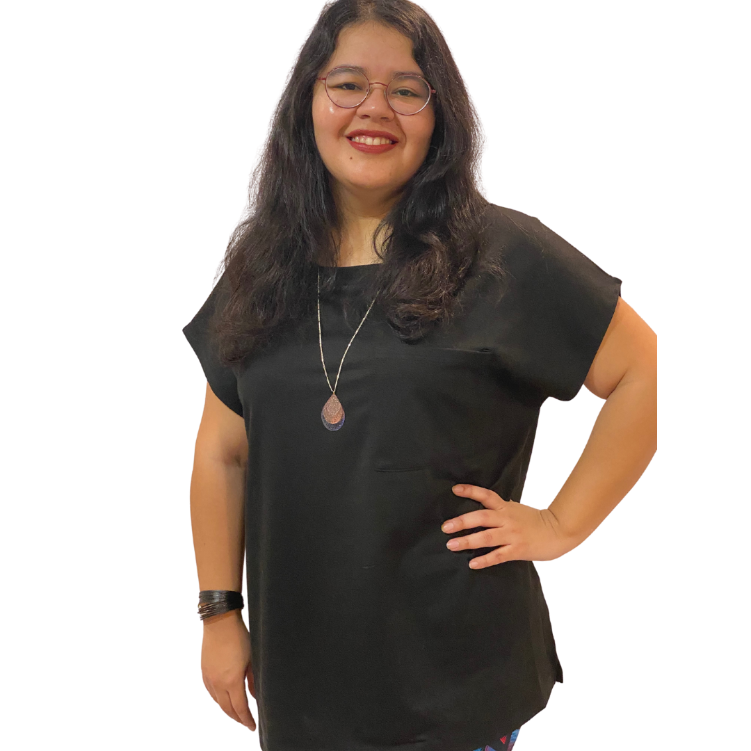 WOMAN WEARING A PLUS SIZEE BLACK T-SHIRT WITH POCKETS