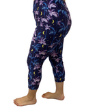 WOMAN WEARING PLUS SIZE PURPLE AND BLUE LEGGING CAPRIS