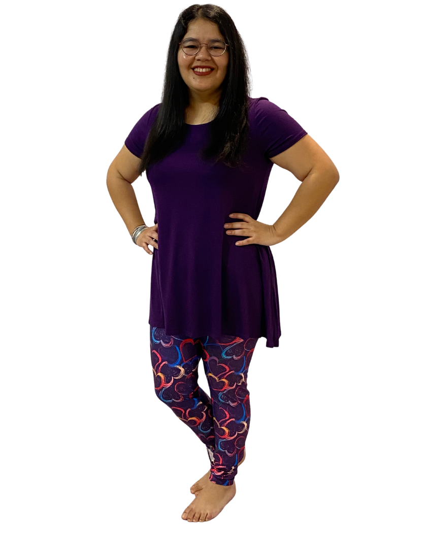 WOMAN WEARING PLUS SIZE LEGGINGS WITH HEARTS