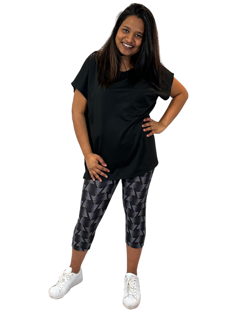 WOMAN WEARING EXTRA PLUS CAPRIS WITH POCKETS