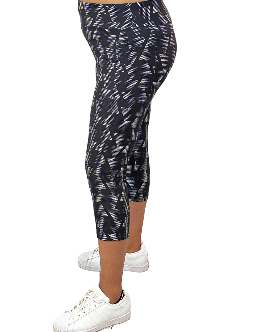 WOMAN WEARING PATTERNED CAPRIS WITH POCKETS