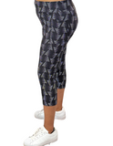 WOMAN WEARING PLUS SIZE LEGGING CAPRIS WITH POCKETS