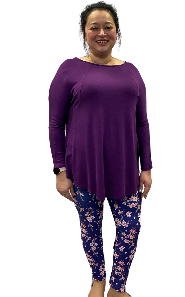Woman wearing plus size navy and pink leggings