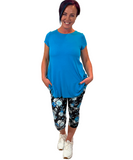 WOMAN WEARING TEAL SHIRT AND LEGGINGS